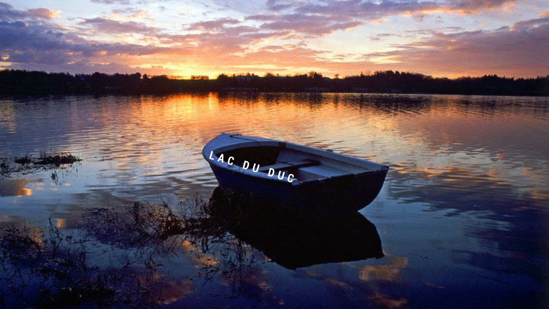 Au Duc lake electric boat
