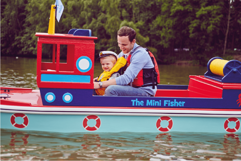 Famille à bord d'un mini-bateau électrique